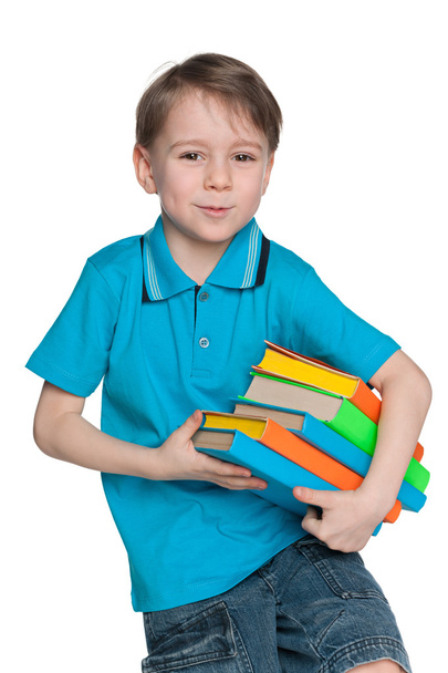 Kluger kleiner Junge mit Büchern - Foto, Bild