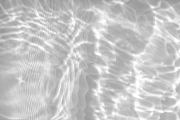 ombre floue et lumière effet caustique sur un mur blanc - Photo, image