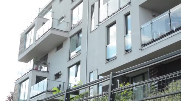modern épület - erkély - windows - sky - kerítés a természettel - Felvétel, videó
