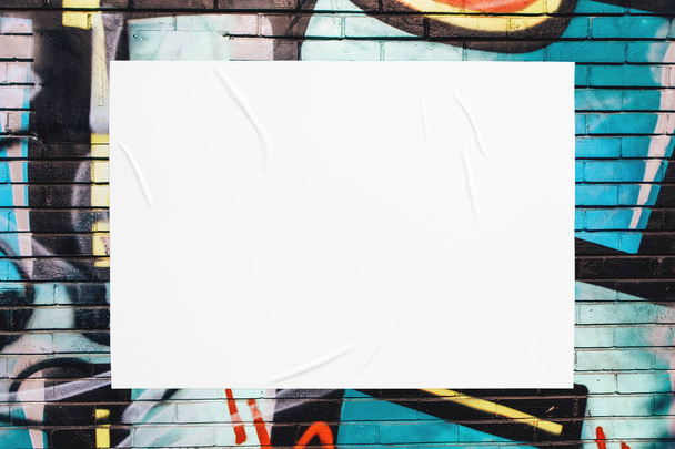 барвиста текстура міських стін з зморщеним шаблоном наклеєного плакату
 - Фото, зображення