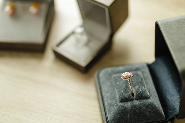 Bague en diamant en coffret cadeau bijoux sur table en bois - Photo, image