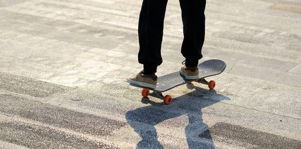 Skateboarder skateboarding outdoors in city - Foto, Imagem
