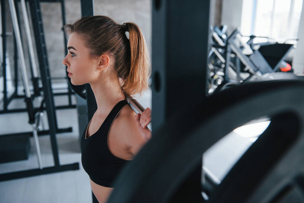 Productive free time spending. Photo of gorgeous blonde woman in the gym at her weekend. - Fotoğraf, Görsel