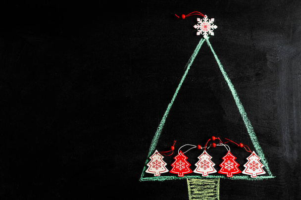 Ručně kreslené vánoční strom na tabuli křídy. Novoroční přání. Vánoční byt s kopírovacím prostorem. Novoroční kresba. Vánoční kresba. Nulový odpad Vánoce. - Fotografie, Obrázek