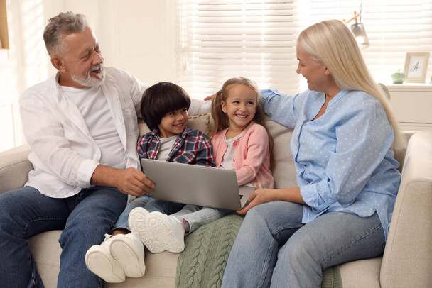 Happy grandparents spending time with grandchildren at home - Zdjęcie, obraz