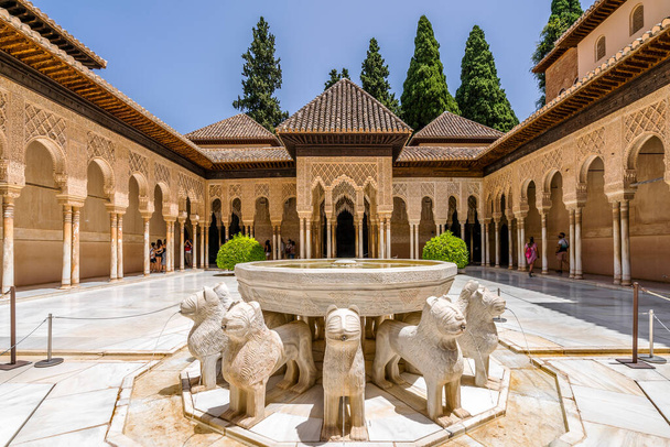 Patio de los Leones forma parte del complejo palaciego nazarí de la Alhambra, Granada, España - Foto, Imagen