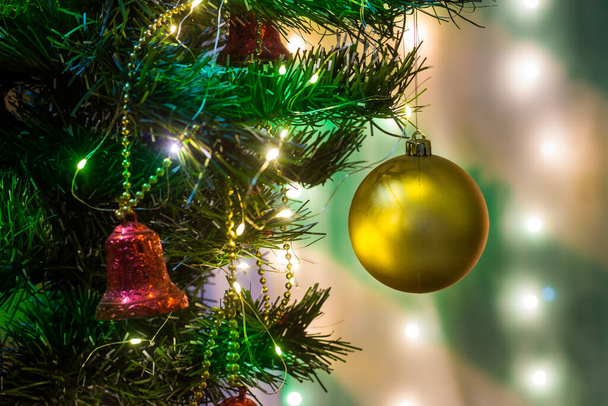 Il Natale è un festival annuale che commemora la nascita di Gesù Cristo, osservato più comunemente il 25 dicembre come celebrazione religiosa e culturale tra miliardi di persone in tutto il mondo..  - Foto, immagini