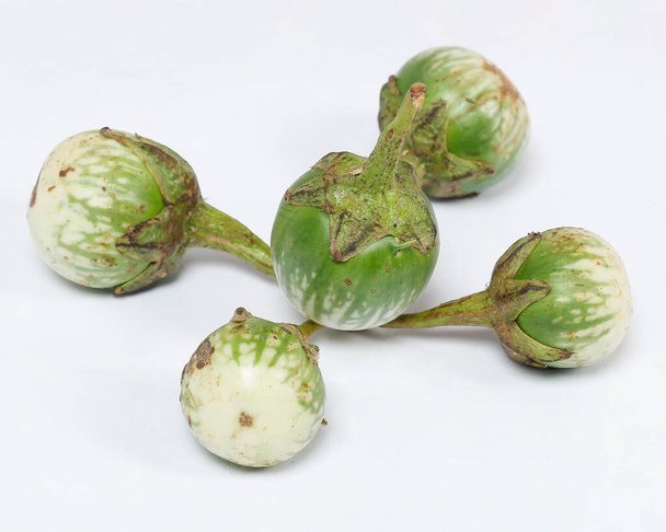 Eggplants (Solanum melongena, L.) - одна з овочів у вигляді фруктів. Рослини, які вирощують фрукти, використовуються як овочі. Зелений баклажан круглий, а міні має інший смак, ніж інші баклажани.. - Фото, зображення