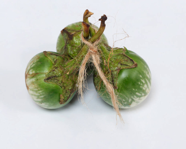 Aubergine (Solanum melongena, L.) is een van de groenten in de vorm van fruit. Groenten en fruit producerende planten. Groene aubergine is rond en mini heeft een andere smaak dan andere aubergines. - Foto, afbeelding