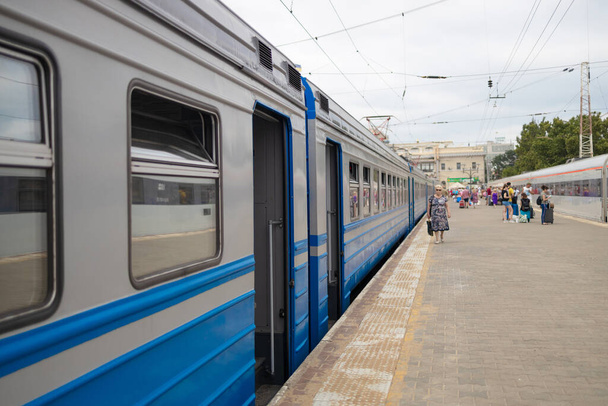 Odessa, Ucraina - 21 luglio 2021: Porte aperte del trasporto urbano treno elettrico. Passeggeri imbarcati per viaggi. - Foto, immagini