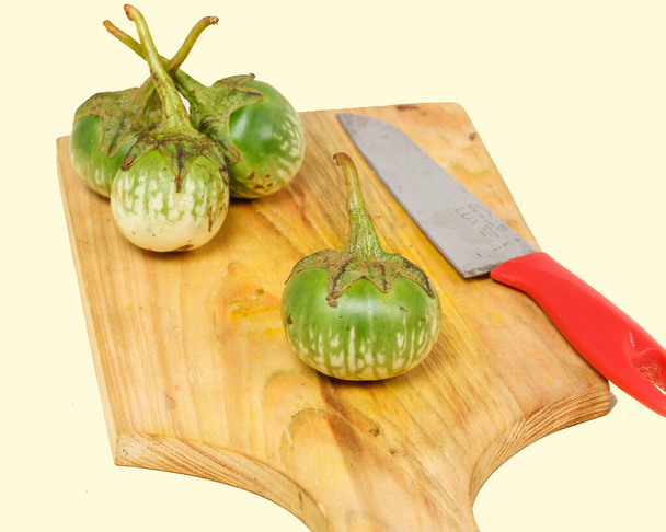 Баклажан (Solanum melongena, L.) является одним из овощей в форме фруктов. Фруктовые растения используются в качестве овощей. Зеленый баклажан круглый и мини имеет другой вкус, чем другие баклажаны. - Фото, изображение