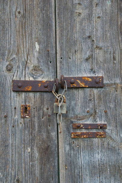 A Closeup of an abandoned house with an old entrance door - Foto, Imagen