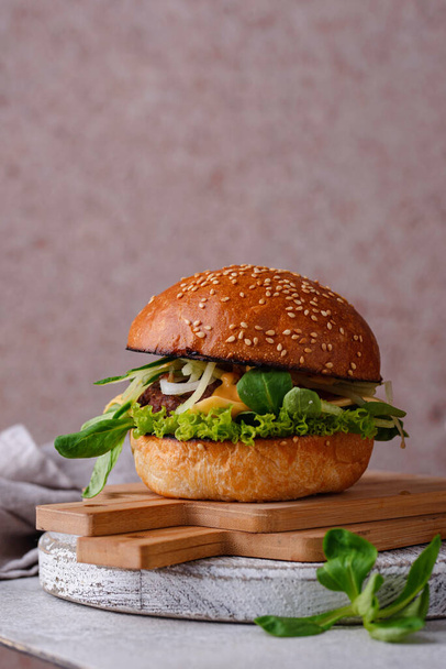 Cheeseburger z kotletem wołowym i warzywami - Zdjęcie, obraz