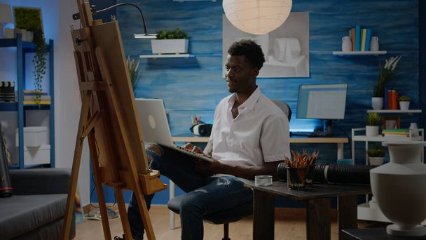 Czarny artysta kreatywny z laptopem za pomocą technologii do projektowania sztuki - Zdjęcie, obraz