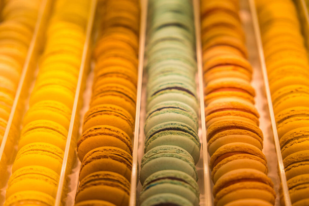 Les rangées de macarons colorés dans une boulangerie - Photo, image
