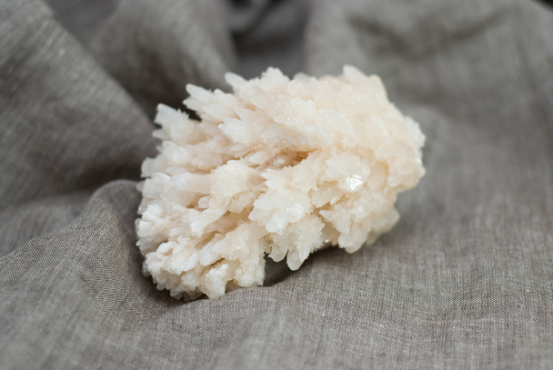 Calcyte mineraali raaka kivi
 - Valokuva, kuva