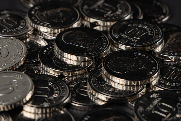 Zilveren munten achtergrond. Oekraïense 10 hryvnias munten. Geld en financiën. Oekraïense munten - Foto, afbeelding