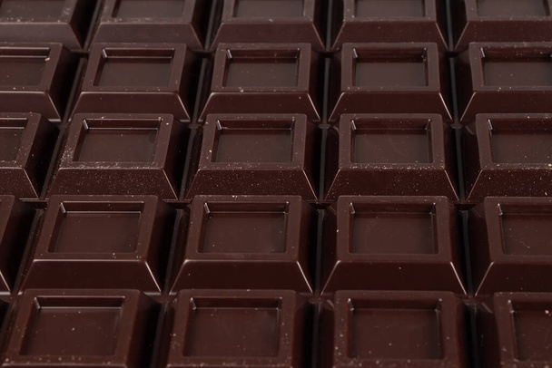 Feche um fundo de barra de chocolate. Cubos de chocolate bar macro. - Foto, Imagem