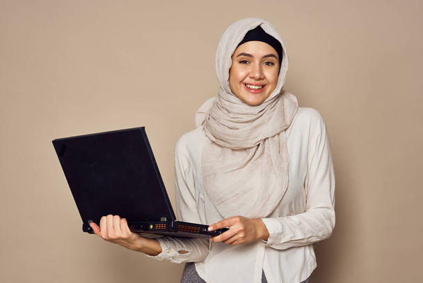 muslim woman with laptop work learning technology - Foto, afbeelding