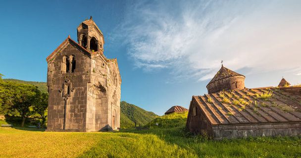 La cappella e il campanile si trovano da soli sul territorio del Monastero di Haghpat in Armenia. Visite turistiche e concetto di pellegrinaggio - Foto, immagini