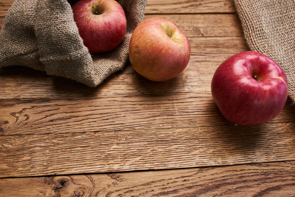 apples on a wooden table vitamins fresh fruits organic - Foto, Imagem