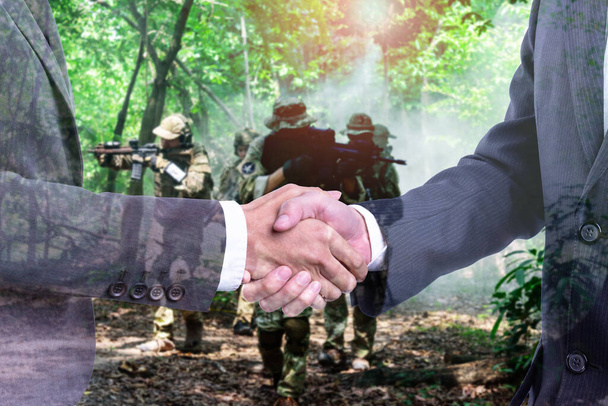 Diplomatisches oder geschäftliches Konzept: Staats- und Regierungschefs beider Länder Handschlag, um den Krieg zu beenden oder die Führungskräfte verhandeln über den Waffenhandel.. - Foto, Bild