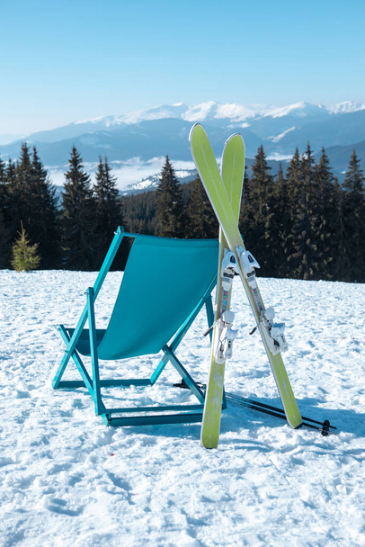vista del luogo di riposo con sedia sulla cima del monte nella località sciistica giornata di sole - Foto, immagini