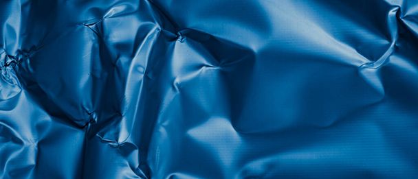 papier d'aluminium bleu froissé avec des détails visibles. fond ou texture - Photo, image