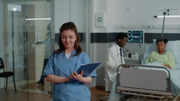 Portret van een vrouw die werkt als verpleegster met controlepapieren - Video