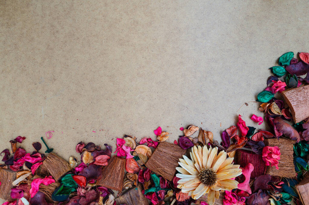 fondo de hojas secas de diferentes colores, flores y madera - Foto, imagen