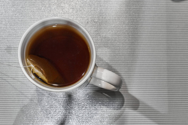 Čajový sáček v horké vodě změní čaj ve zlatý. - Fotografie, Obrázek