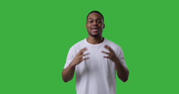 Man vlogging over groene achtergrond - Video