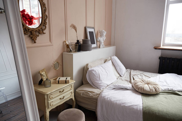 beige en wit beddengoed op kingsize bed in eigentijds slaapkamerinterieur met gouden accenten. Slaapkamerideeën - Foto, afbeelding