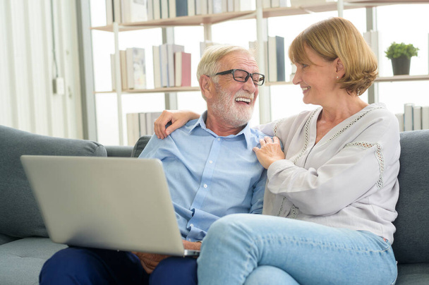 Boldog kaukázusi idős pár használja laptop otthon - Fotó, kép