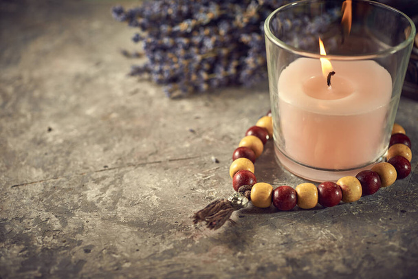 Hengellinen asetelma kynttilöillä, helmillä ja kuivilla kukilla - Valokuva, kuva