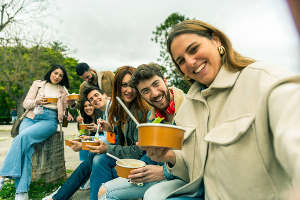 Os jovens que tomam selfie comer levar comida parque da cidade - Foto, Imagem