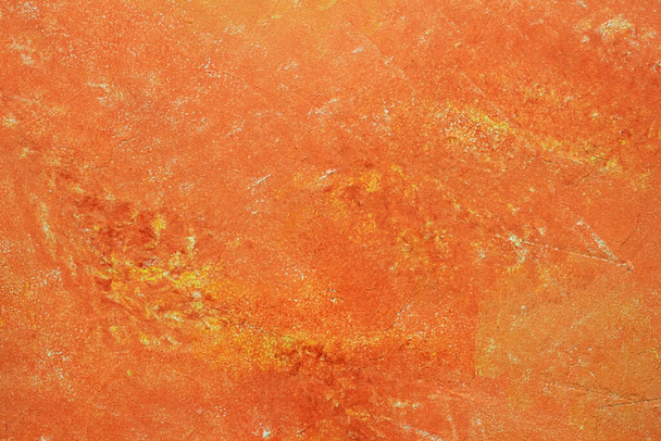 Fondo de textura naranja de la superficie pintada. Pared cubierta con pintura y masilla en primer plano. Fondo naranja brillante. - Foto, Imagen