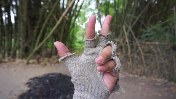 Hände mit Löchern und kaputten Handschuhen - Filmmaterial, Video