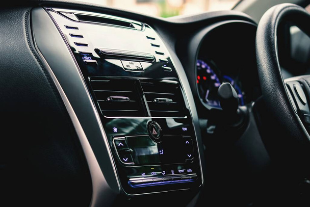 Aire acondicionado del coche y panel de control de audio. - Foto, Imagen