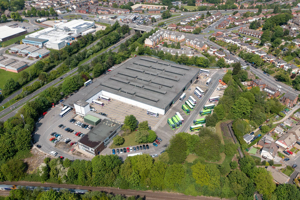 Foto aerea della città di Bramley nel Regno Unito Leeds che mostra la stazione principale degli autobus con autobus parcheggiati lungo i binari dei treni durante l'estate - Foto, immagini