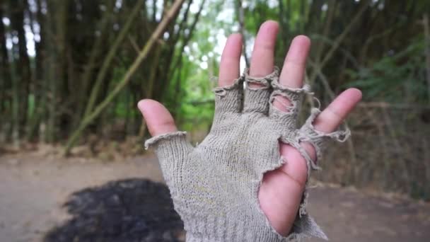 Hände mit Löchern und kaputten Handschuhen - Filmmaterial, Video