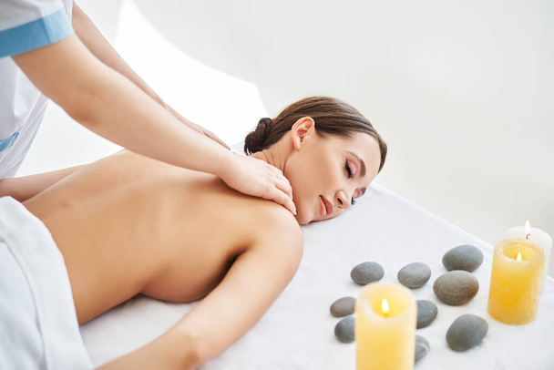 Young woman enjoying relaxing back massage at spa salon - Foto, Imagen