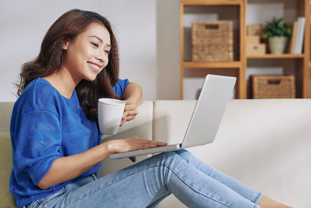 Sorrindo mulher asiática com laptop
 - Foto, Imagem