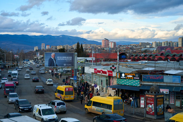Une rue de la ville avec une circulation dense. Photo du jour. Tbilissi, Géorgie - 03.16.2021 - Photo, image