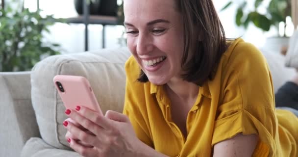 Nő rögzíti hangüzenet segítségével mobiltelefon otthon - Felvétel, videó