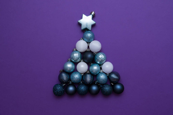 Árvore de Natal criativa feita de bolas de Natal. Cartão de Ano Novo, vista superior, flat lay. - Foto, Imagem