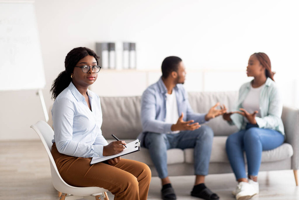 Жінка-психолог і молода чорношкіра пара конфліктують під час сімейної терапії в офісі, копіюють простір
 - Фото, зображення