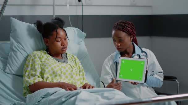 Лікар тримає цифровий планшет з горизонтальним зеленим екраном
 - Кадри, відео