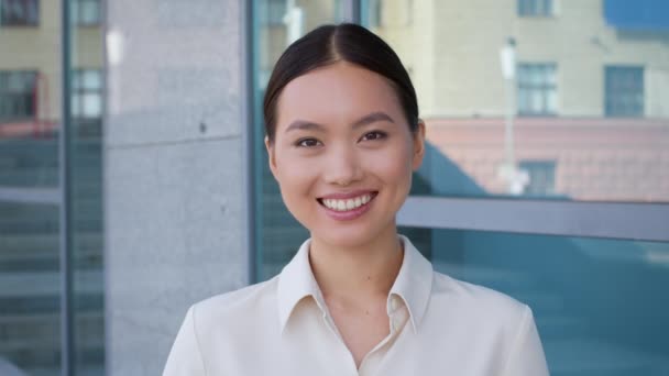 Happy Asian Business Lady sourire debout près du centre de bureau en plein air - Séquence, vidéo