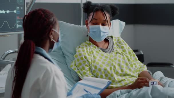 Lekarz i pacjent omawiający leczenie przeciwko chorobie - Materiał filmowy, wideo